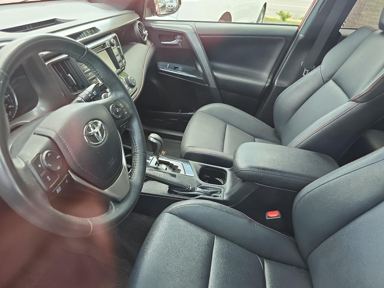 Toyota RAV4 SE FWD (Natl) 2017