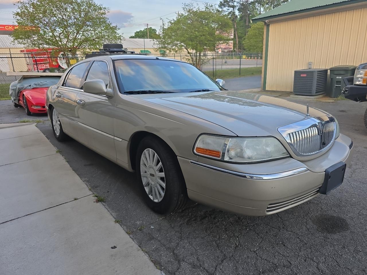 Lincoln Town Car 4dr Sdn Signature 2005
