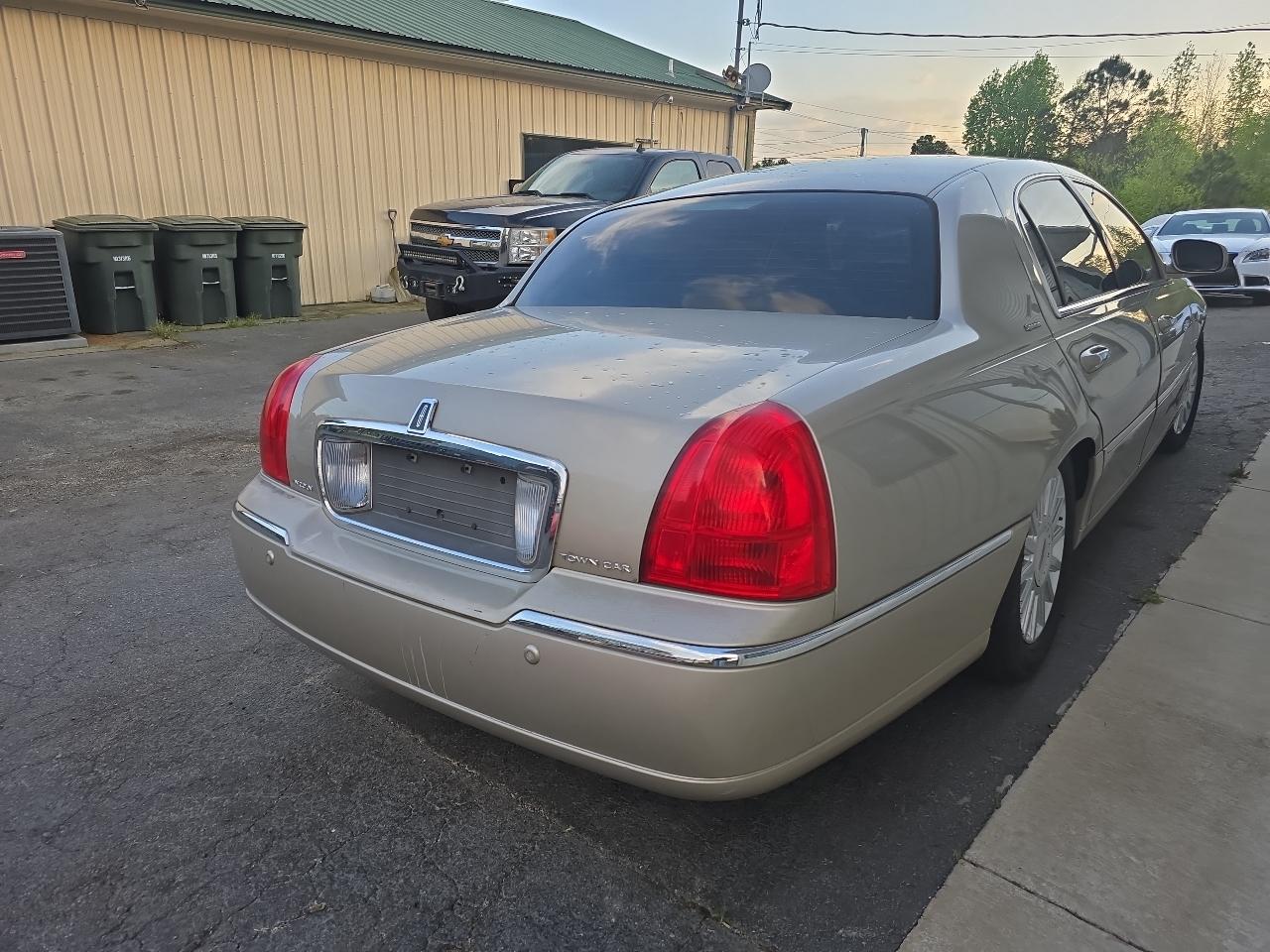 Lincoln Town Car 4dr Sdn Signature 2005