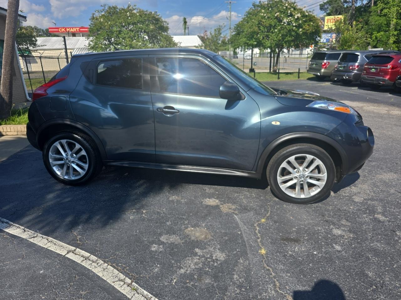 Nissan Juke 5dr Wgn CVT SV FWD 2012
