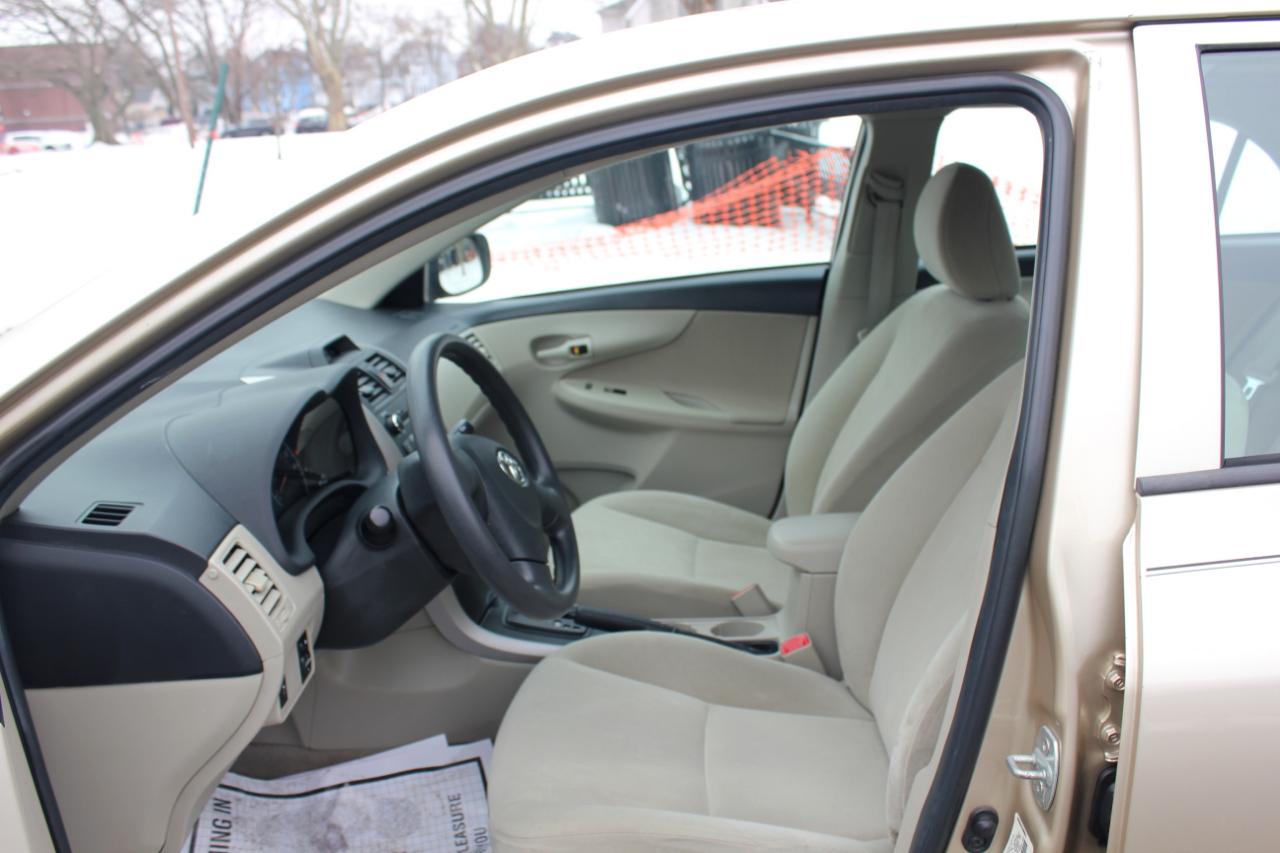 Toyota Corolla LE 4-Speed AT 2013