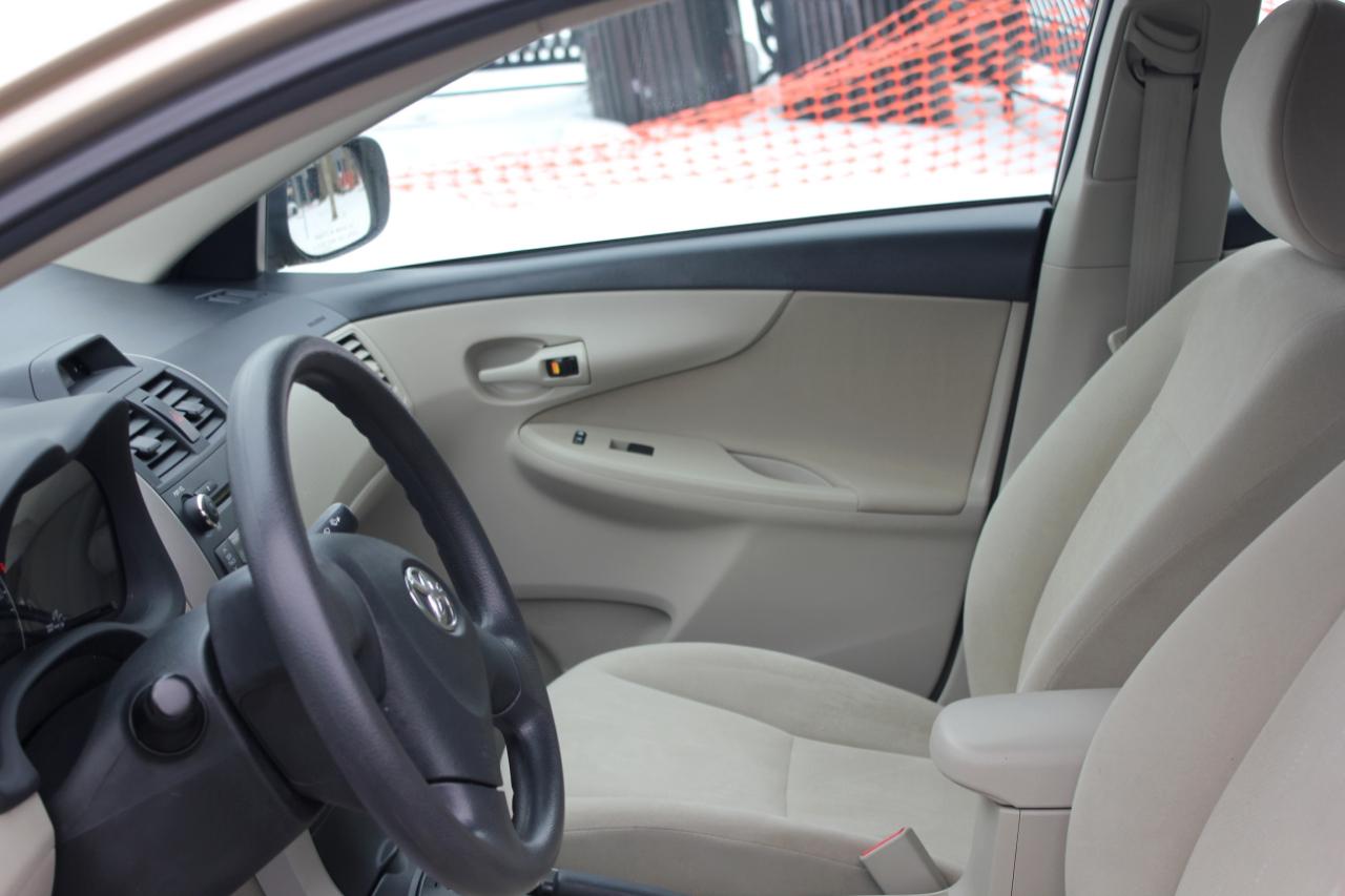 Toyota Corolla LE 4-Speed AT 2013