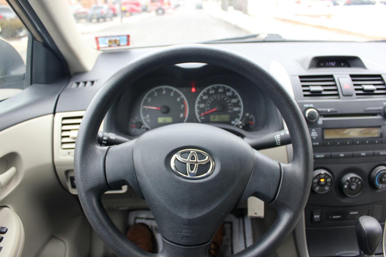 Toyota Corolla LE 4-Speed AT 2013