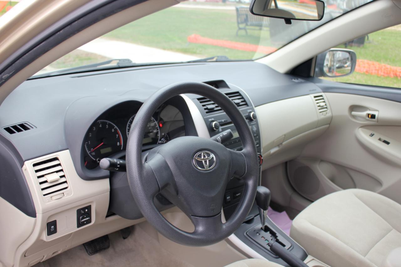 Toyota Corolla LE 4-Speed AT 2013