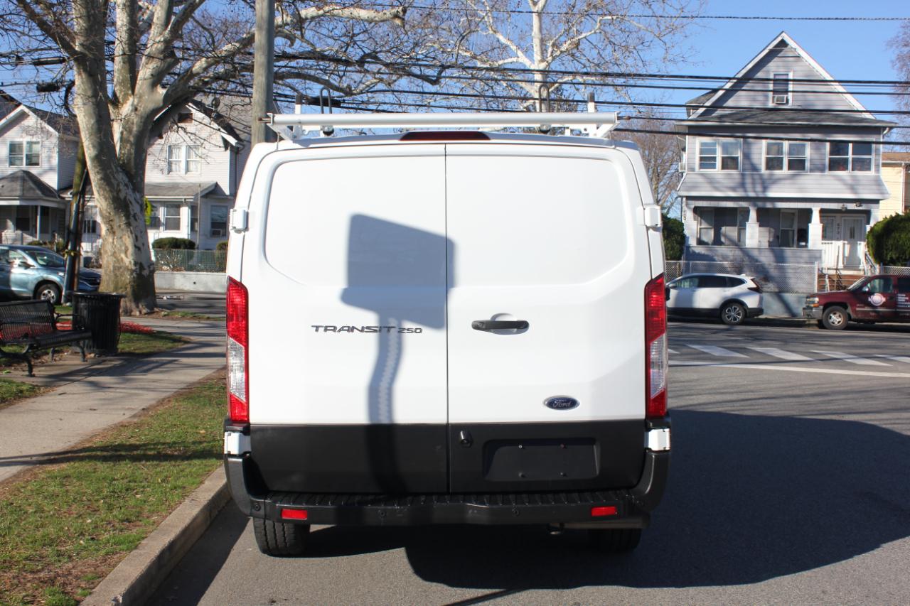 Ford Transit 250 Van Low Roof w/Sliding Pass. 130-in. WB 2020