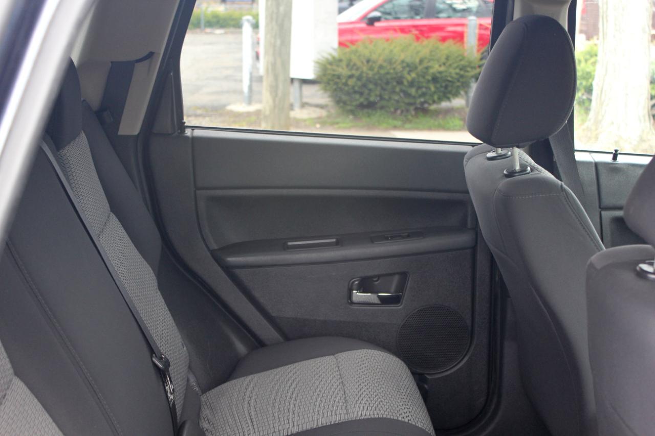 Jeep Grand Cherokee Laredo 4WD 2010