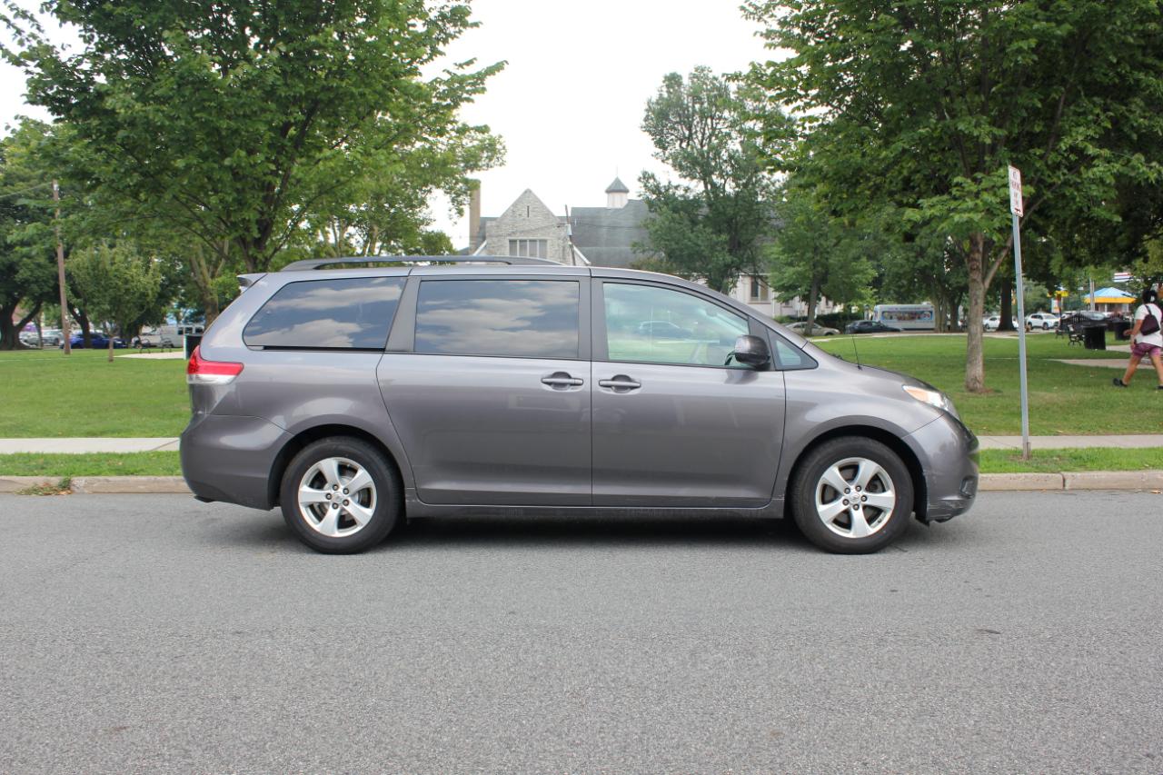 Toyota Sienna LE FWD 8-Passenger V6 2014