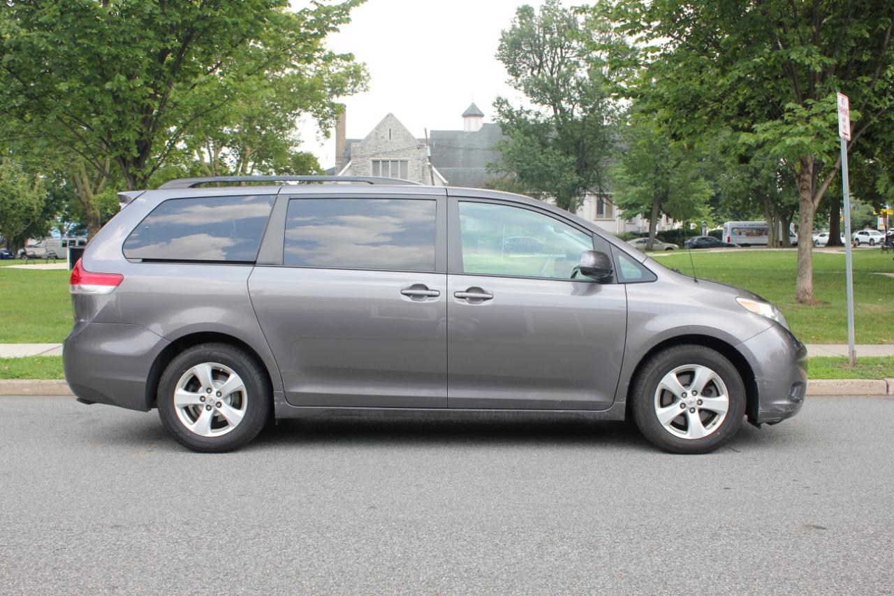 Toyota Sienna LE FWD 8-Passenger V6 2014