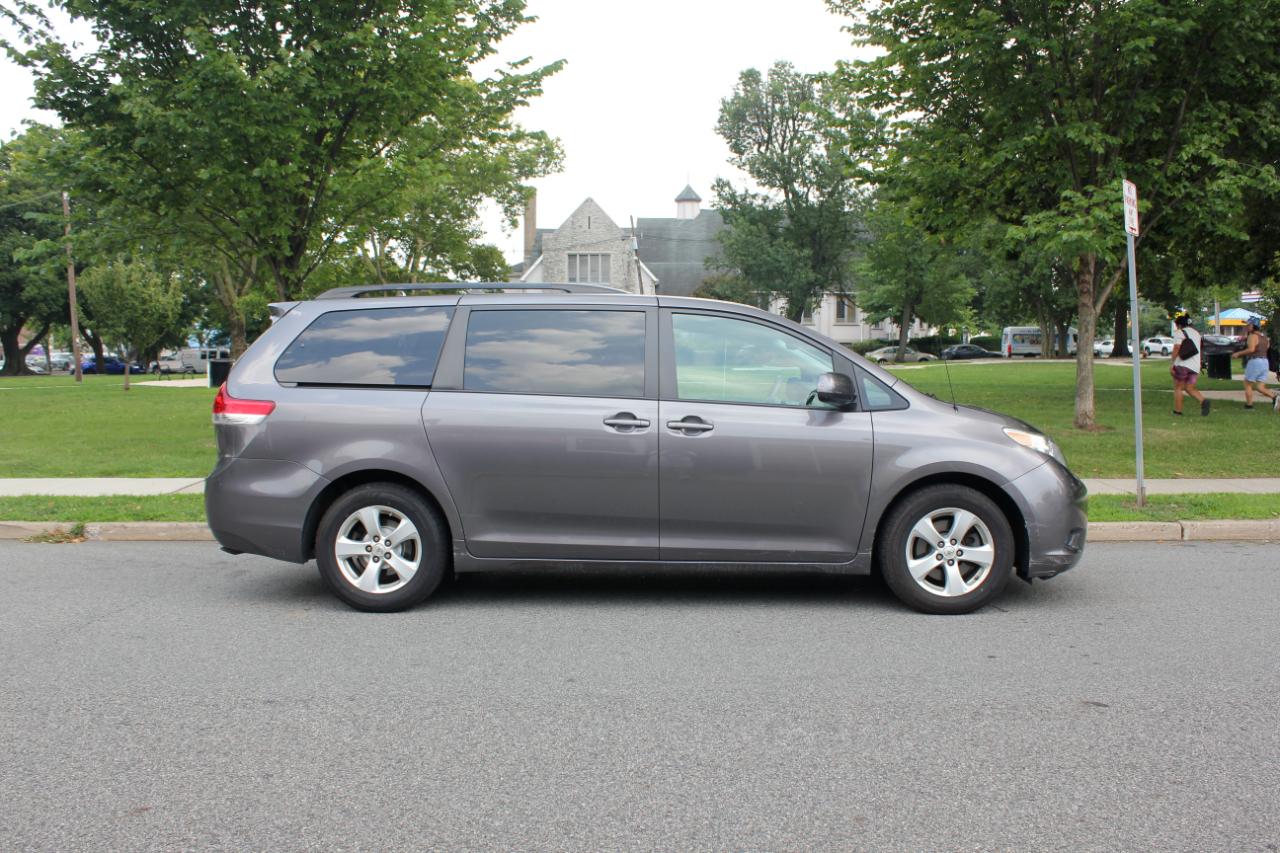 Toyota Sienna LE FWD 8-Passenger V6 2014