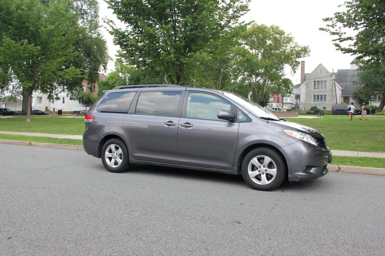 Toyota Sienna LE FWD 8-Passenger V6 2014