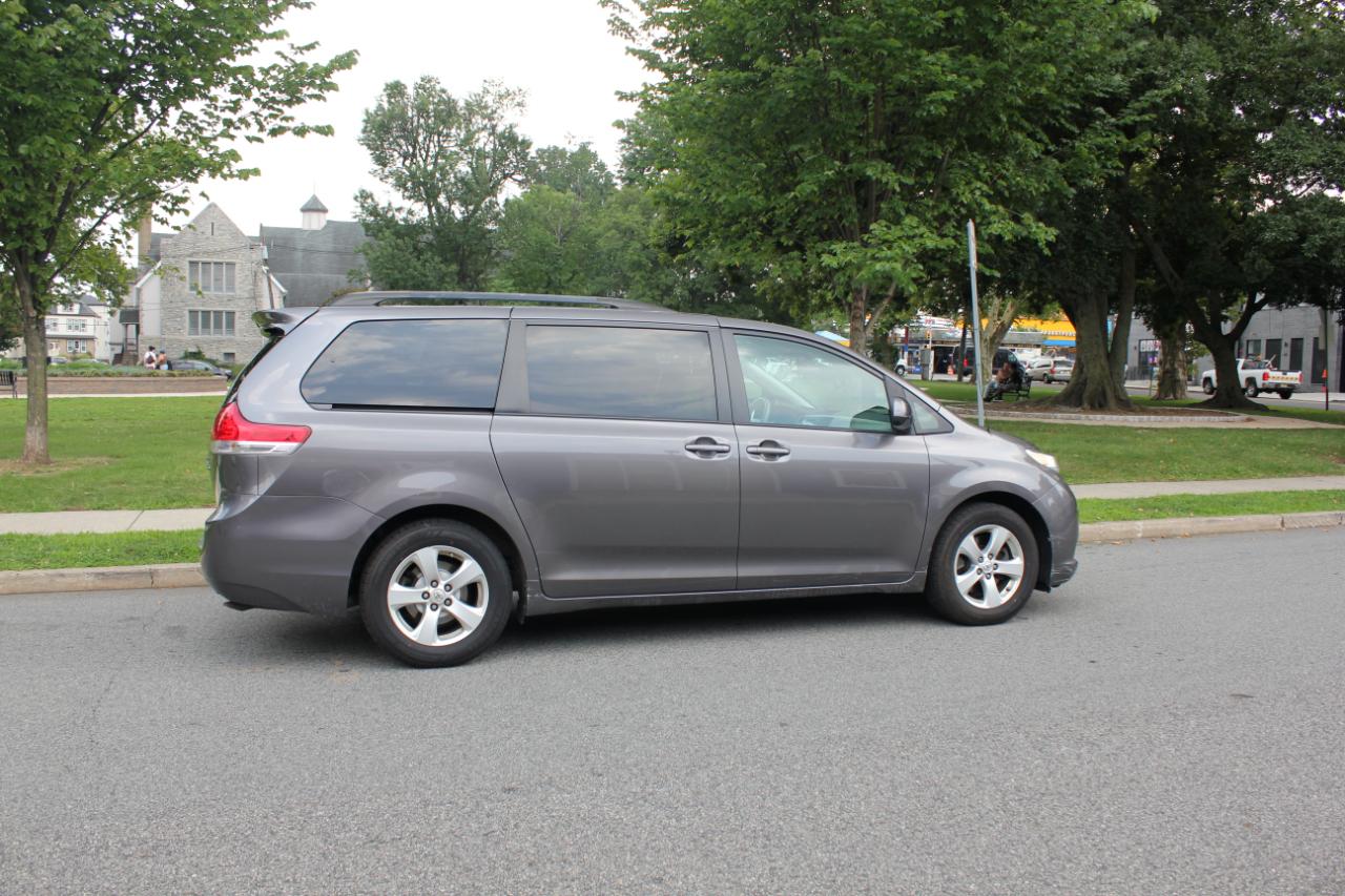 Toyota Sienna LE FWD 8-Passenger V6 2014