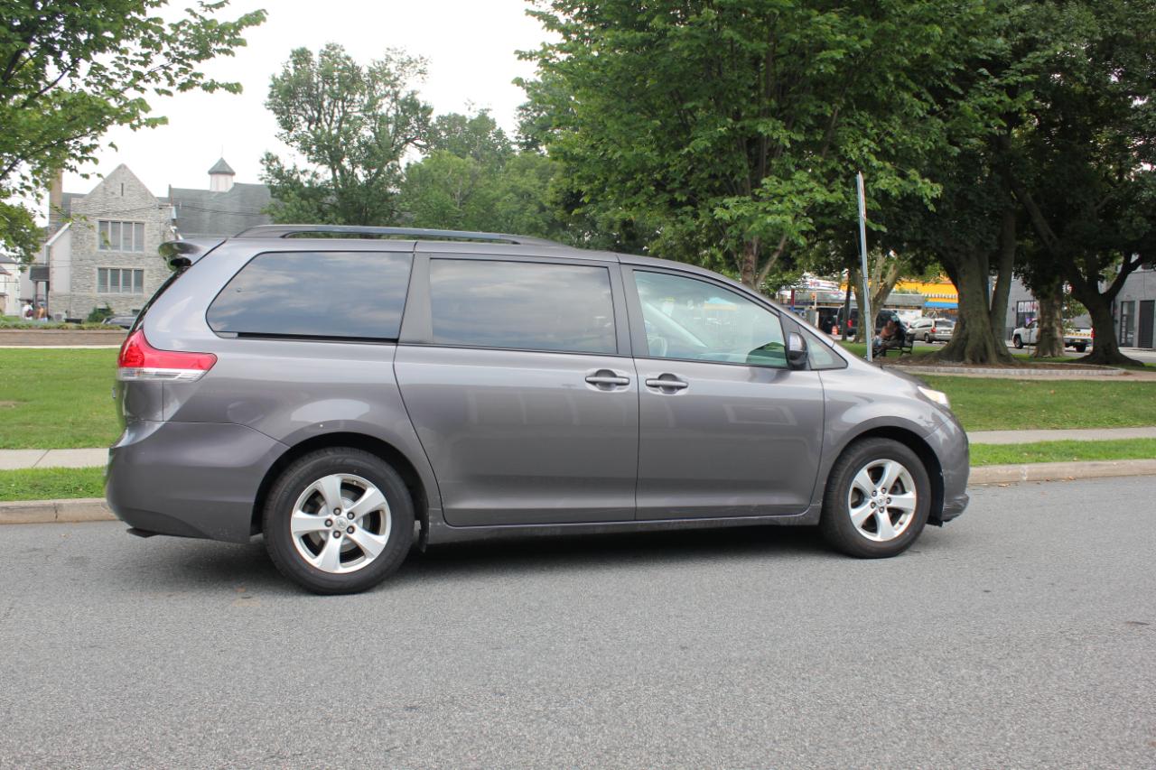 Toyota Sienna LE FWD 8-Passenger V6 2014