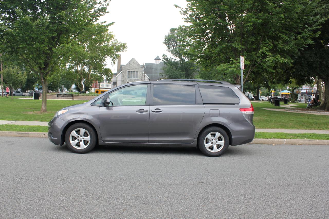 Toyota Sienna LE FWD 8-Passenger V6 2014