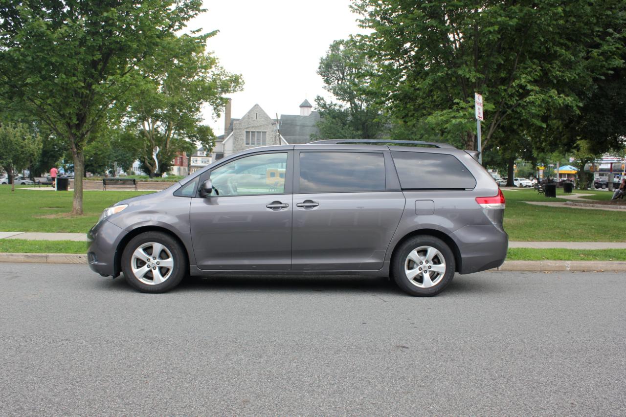 Toyota Sienna LE FWD 8-Passenger V6 2014