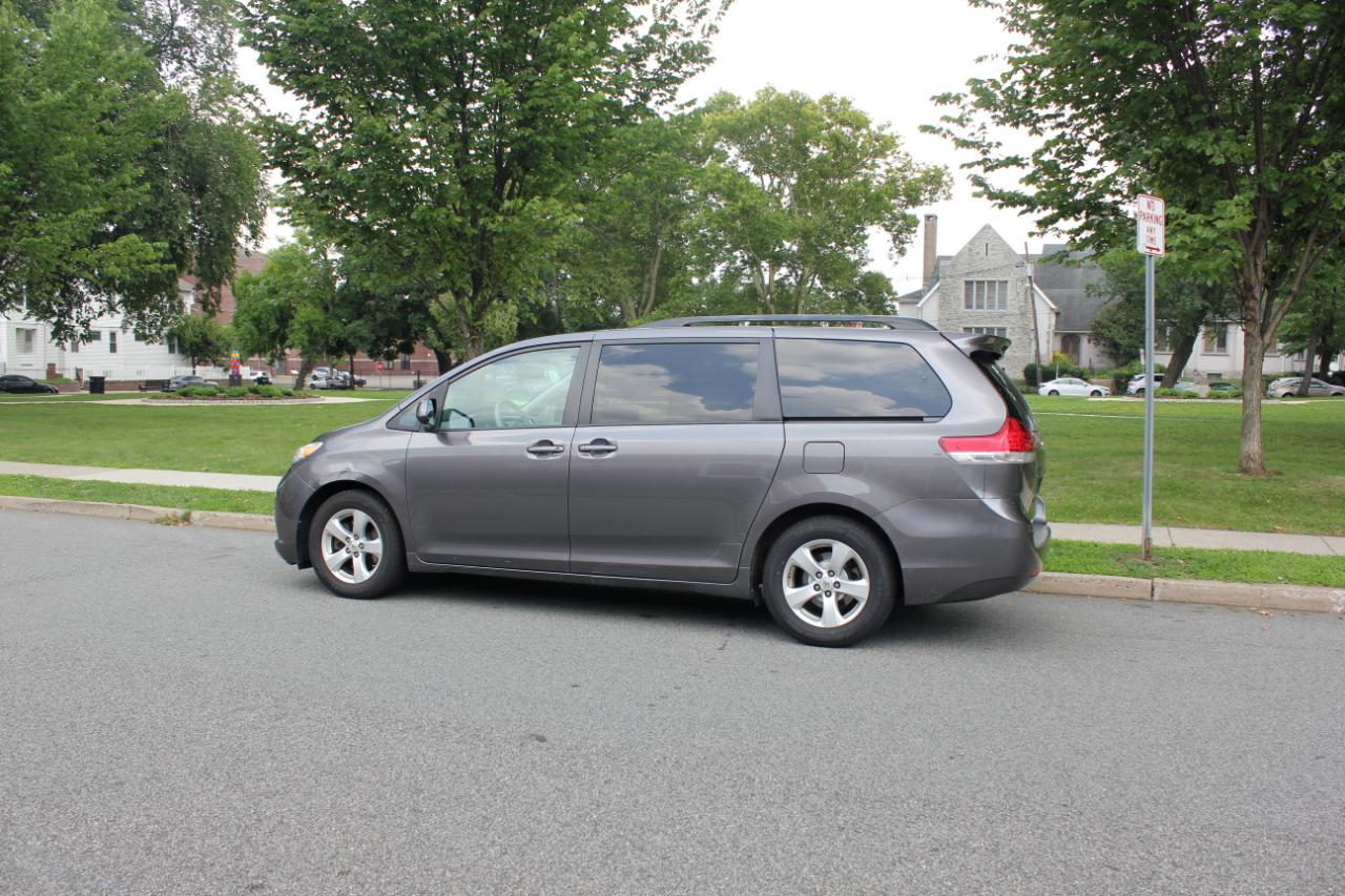 Toyota Sienna LE FWD 8-Passenger V6 2014