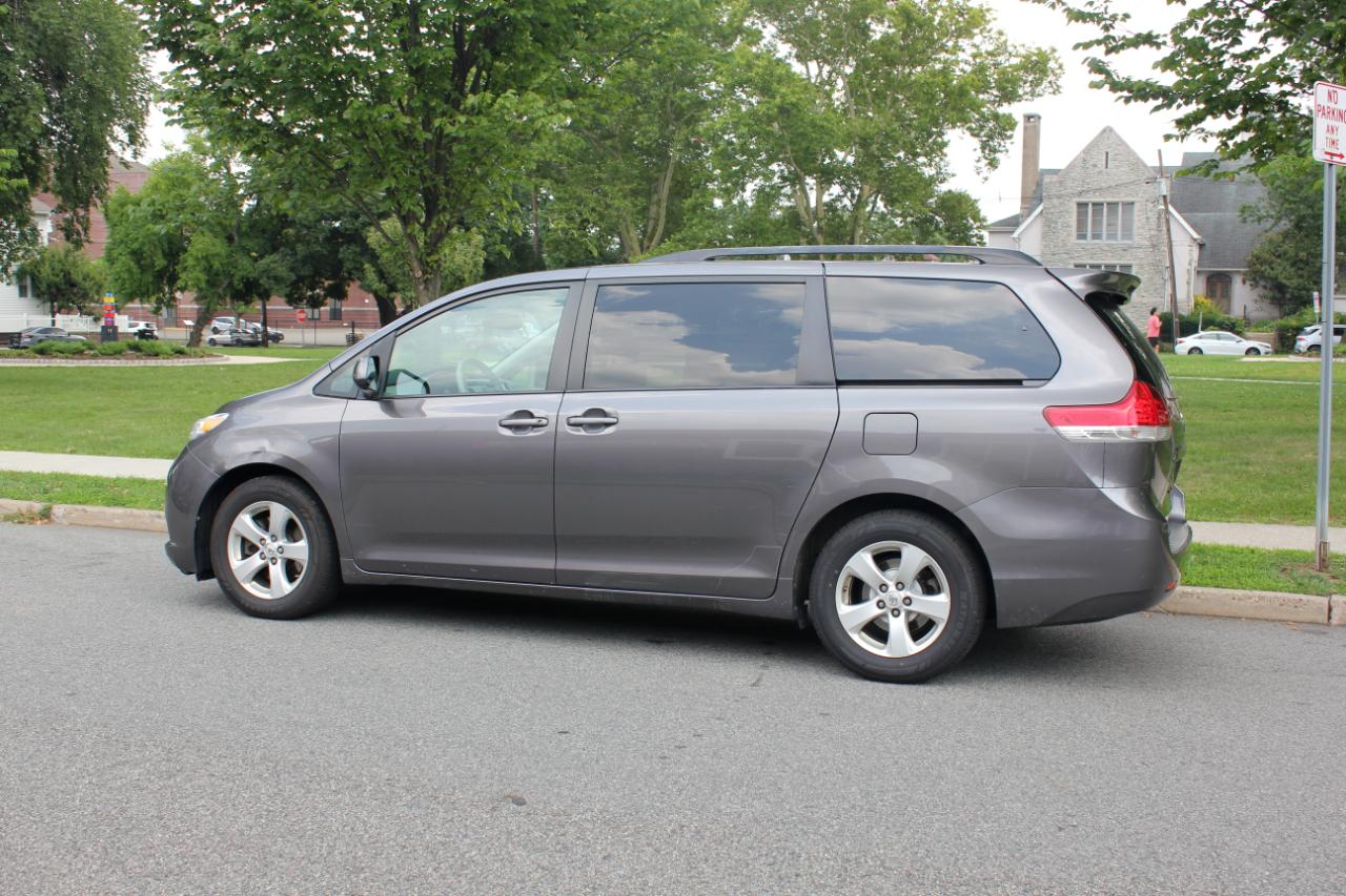 Toyota Sienna LE FWD 8-Passenger V6 2014