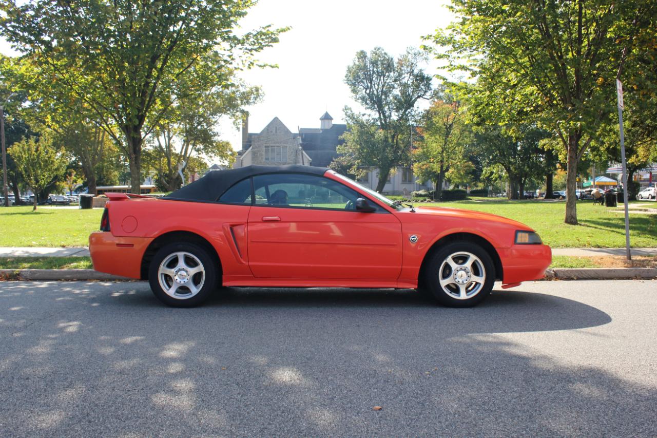 Ford Mustang Deluxe Convertible 2004