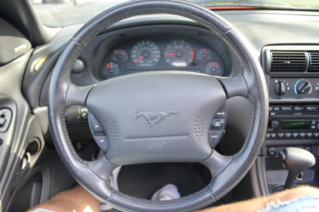Ford Mustang Deluxe Convertible 2004