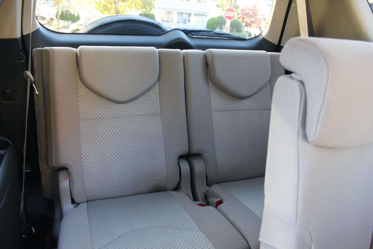 Toyota RAV4 Base I4 4WD with 3rd Row 2007