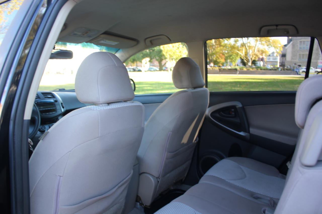 Toyota RAV4 Base I4 4WD with 3rd Row 2007