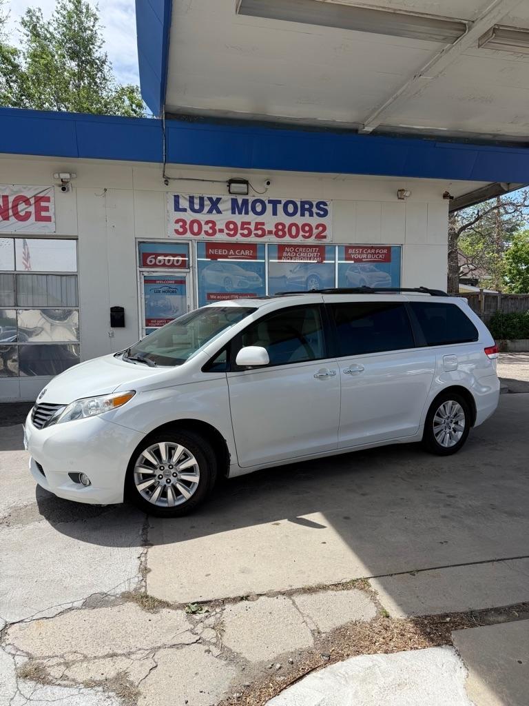 Toyota Sienna XLE FWD 8-Passenger V6 2012