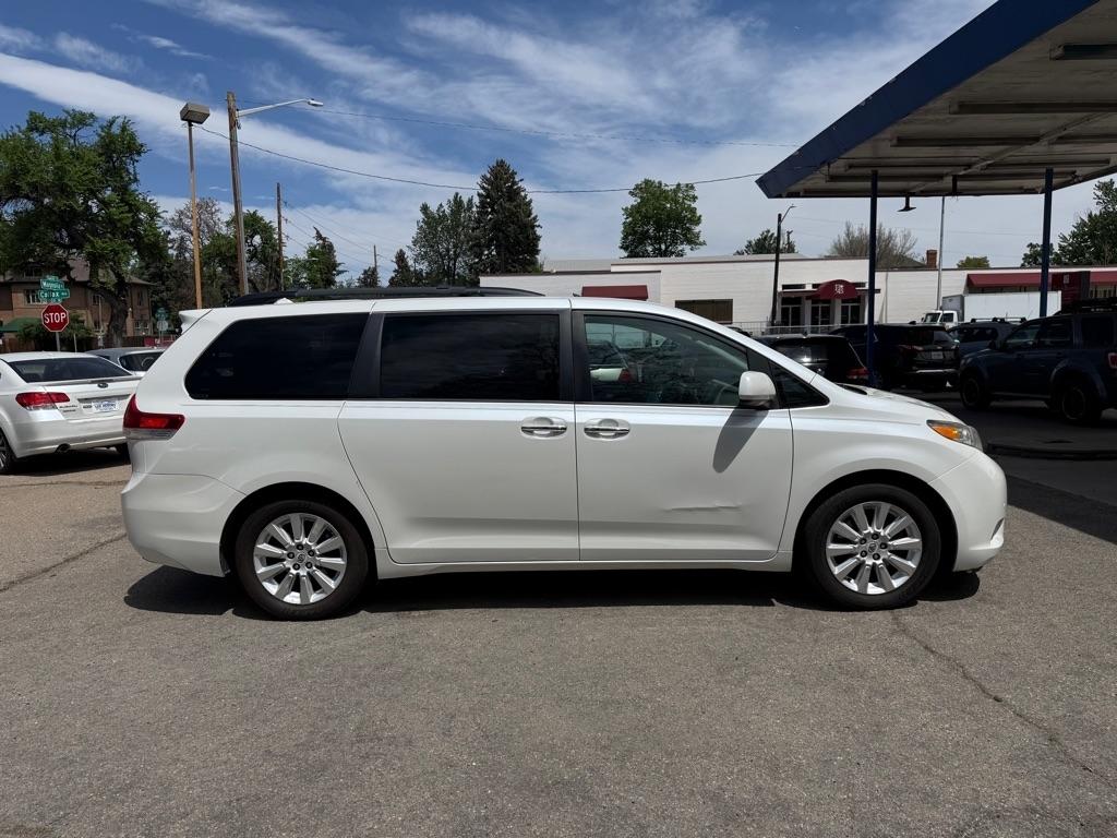 Toyota Sienna XLE FWD 8-Passenger V6 2012
