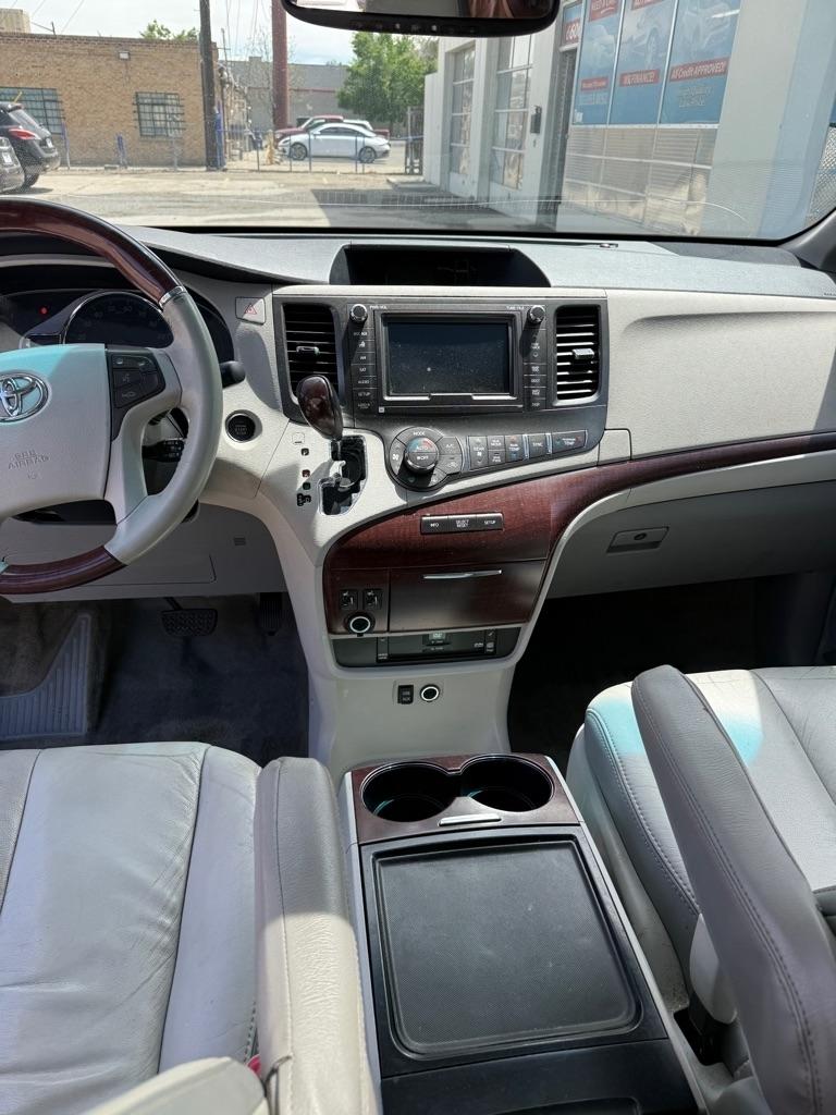 Toyota Sienna XLE FWD 8-Passenger V6 2012