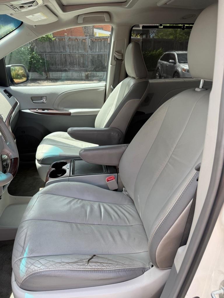 Toyota Sienna XLE FWD 8-Passenger V6 2012
