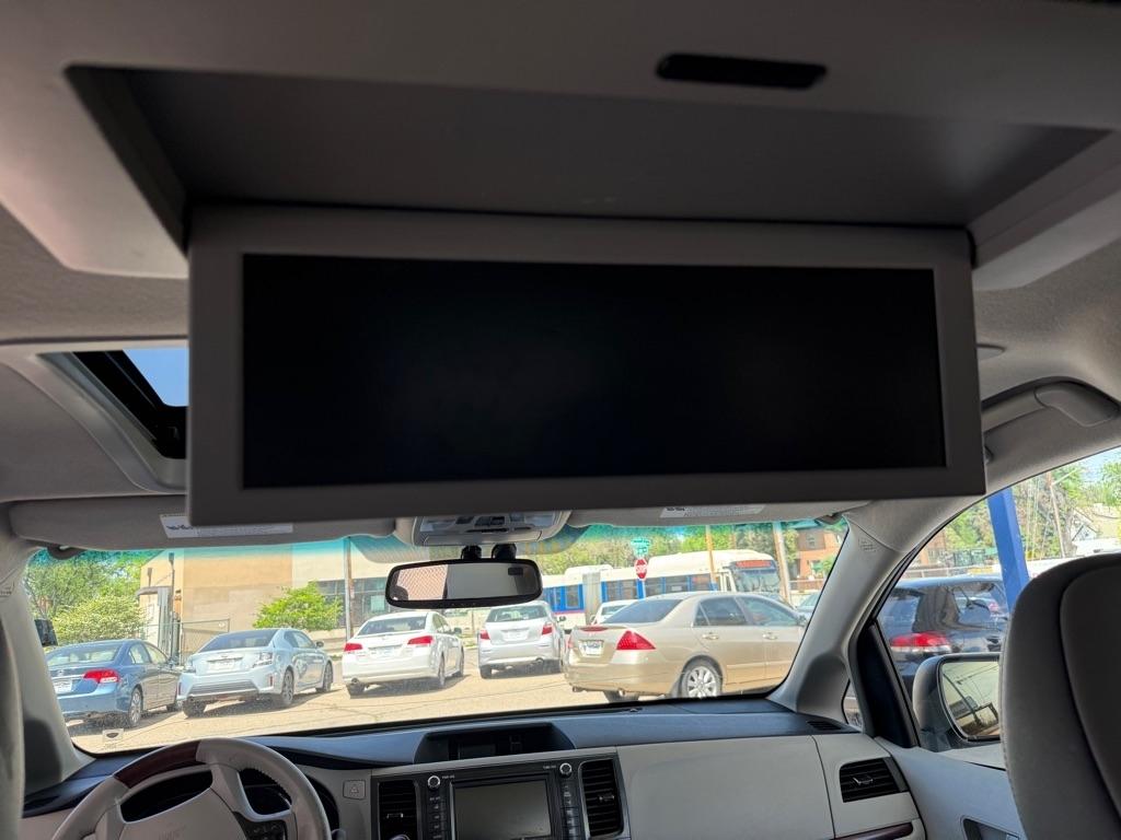 Toyota Sienna XLE FWD 8-Passenger V6 2012