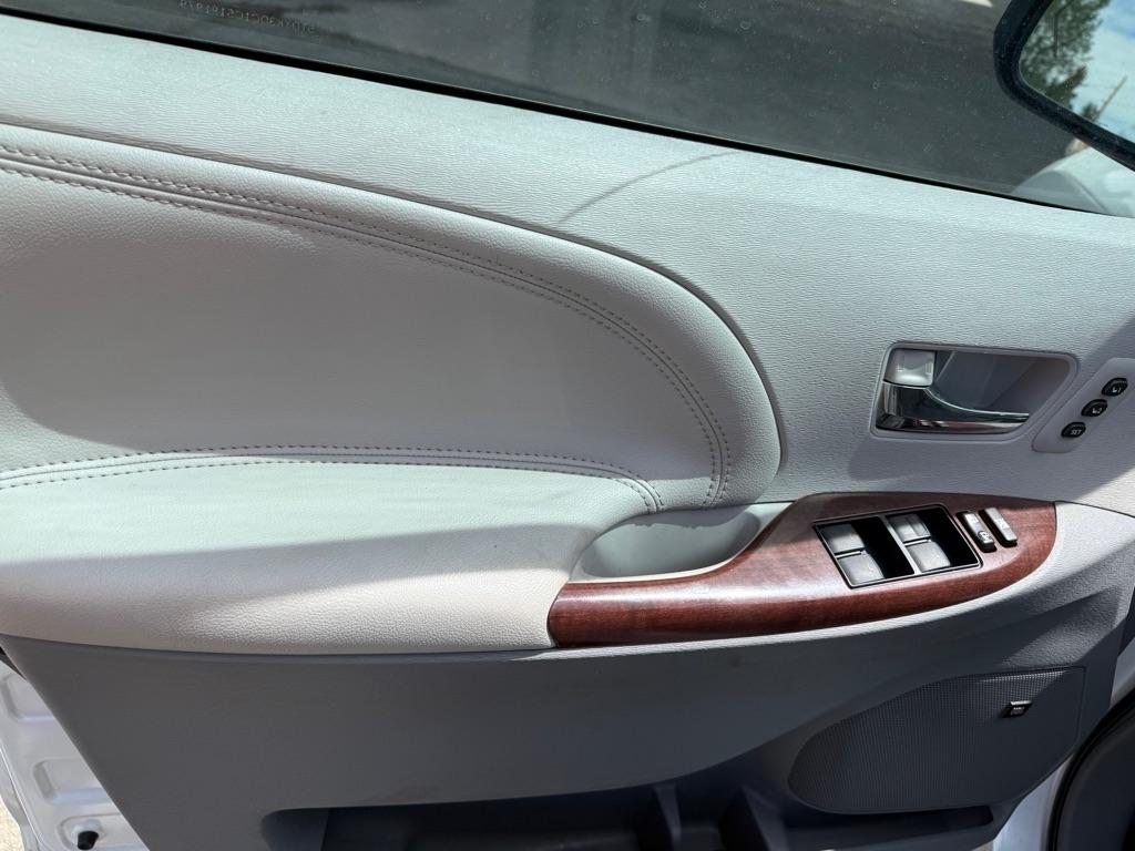 Toyota Sienna XLE FWD 8-Passenger V6 2012