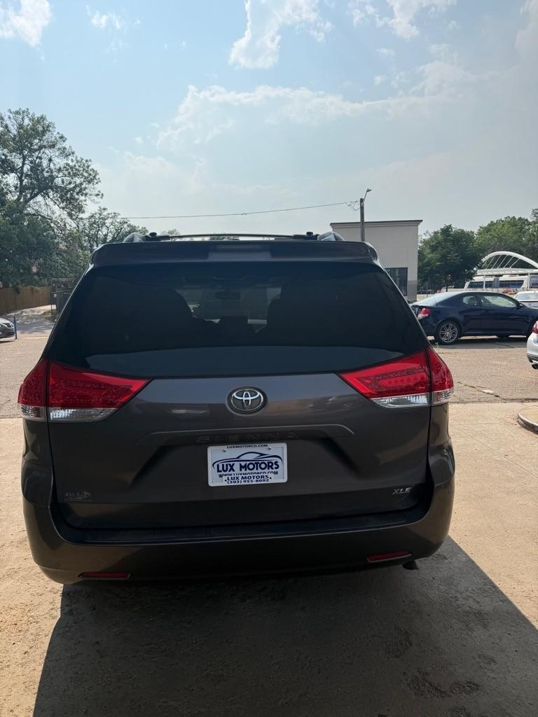 Toyota Sienna XLE FWD 8-Passenger V6 2013