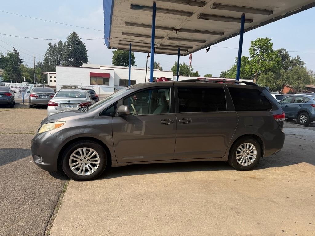 Toyota Sienna XLE FWD 8-Passenger V6 2013