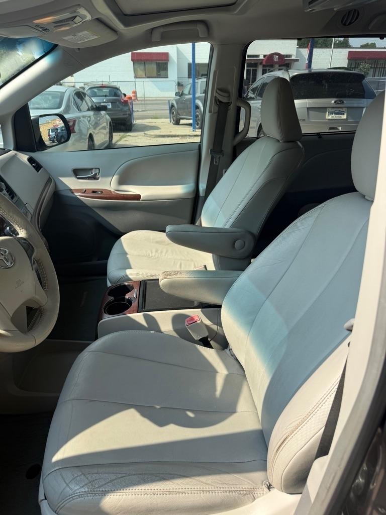 Toyota Sienna XLE FWD 8-Passenger V6 2013