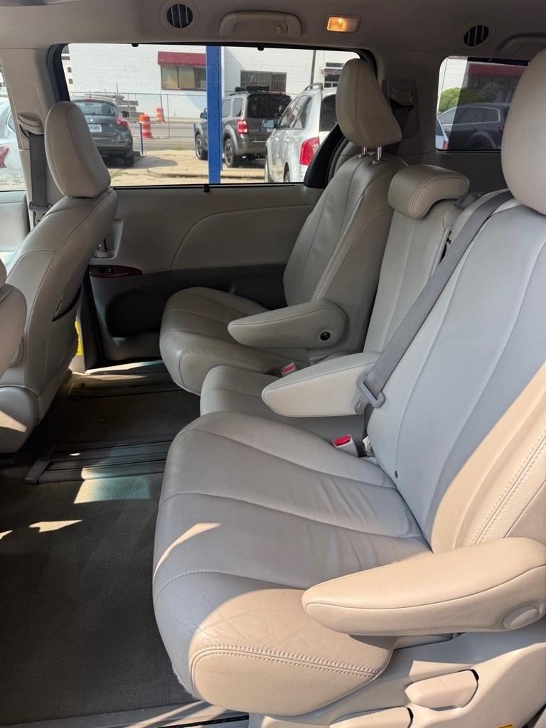 Toyota Sienna XLE FWD 8-Passenger V6 2013