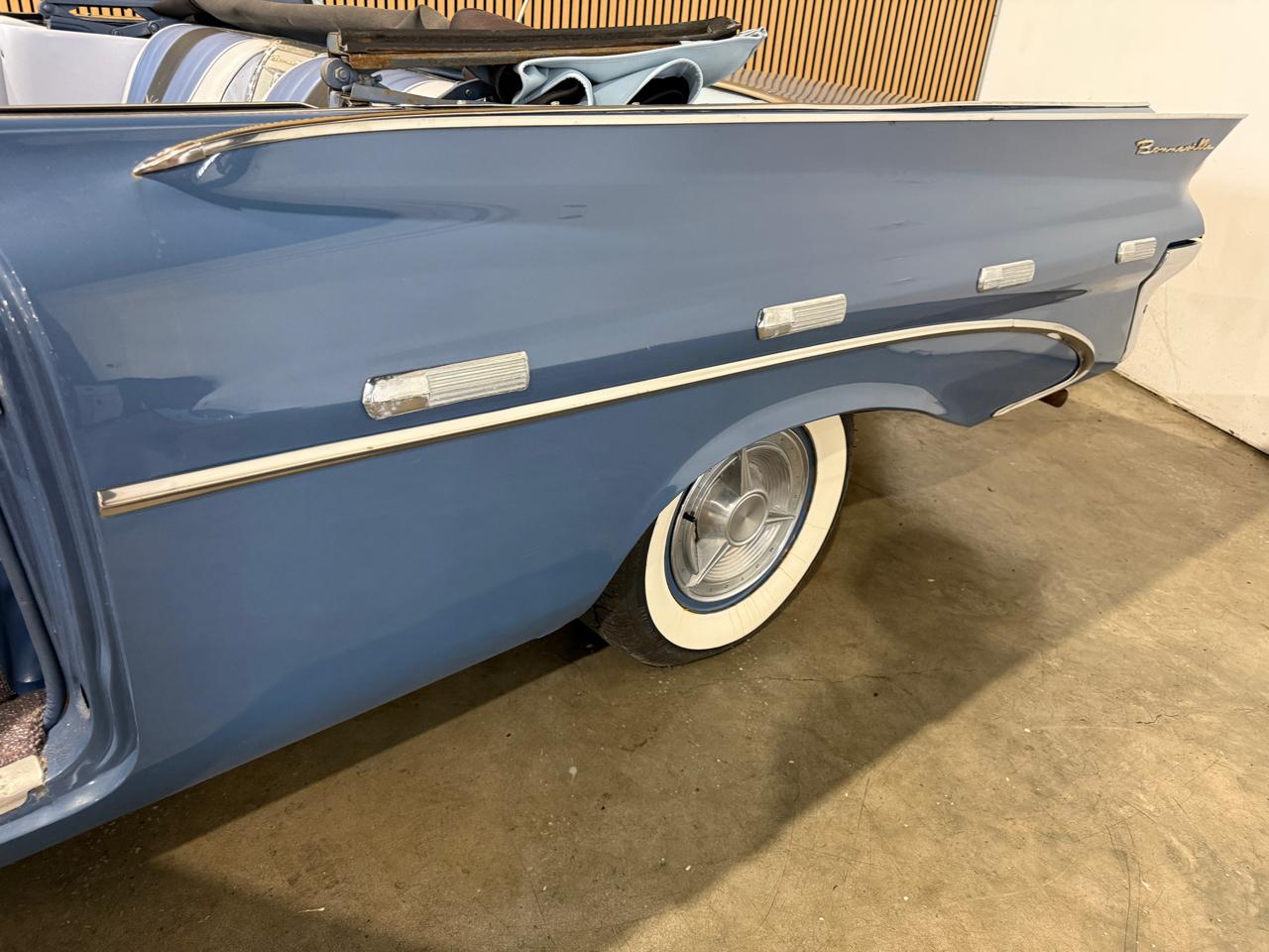 1959 Pontiac Bonneville Convertible - Blue exterior view 17