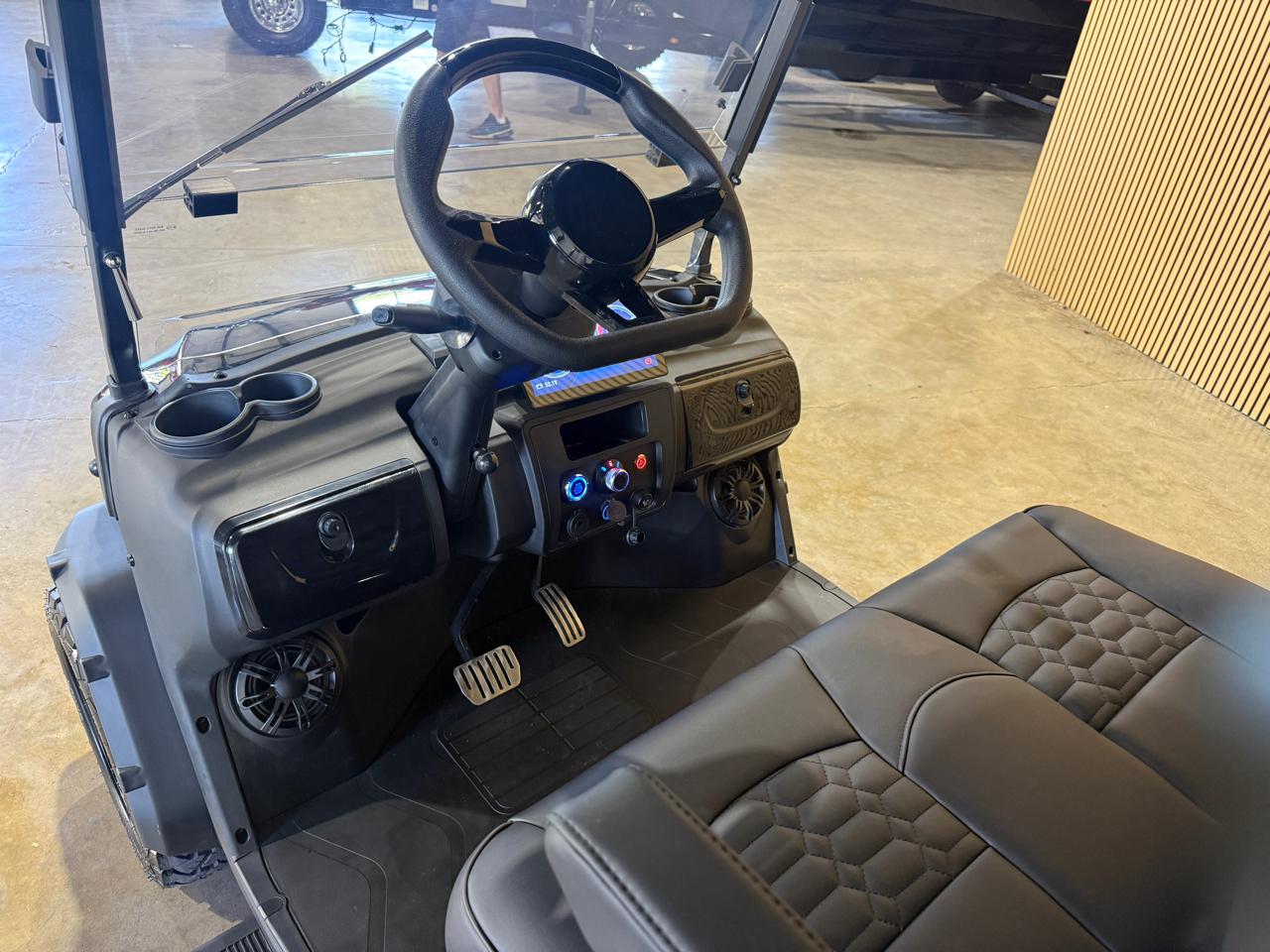 2026 Edge 656 Phantom 4P - Black exterior view 15