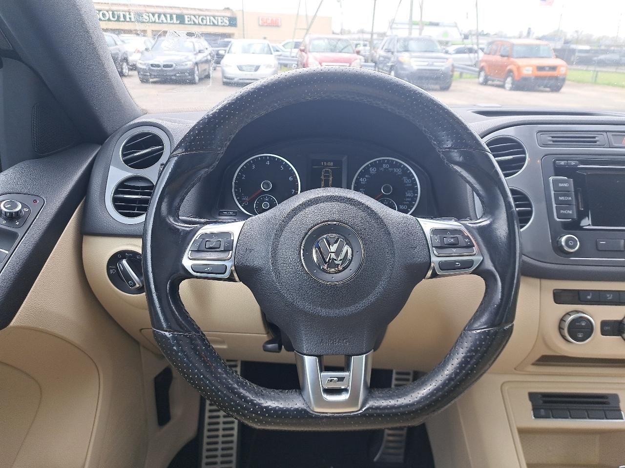 Volkswagen Tiguan S 2015