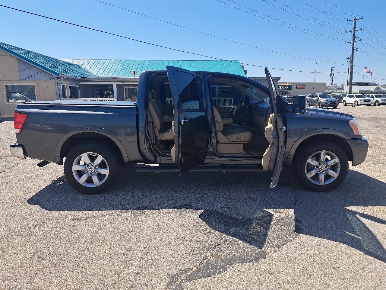Nissan Titan XE Crew Cab 4WD SWB 2009