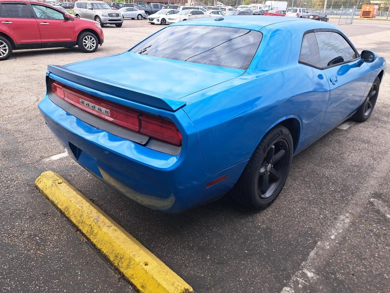 Dodge Challenger SE 2011
