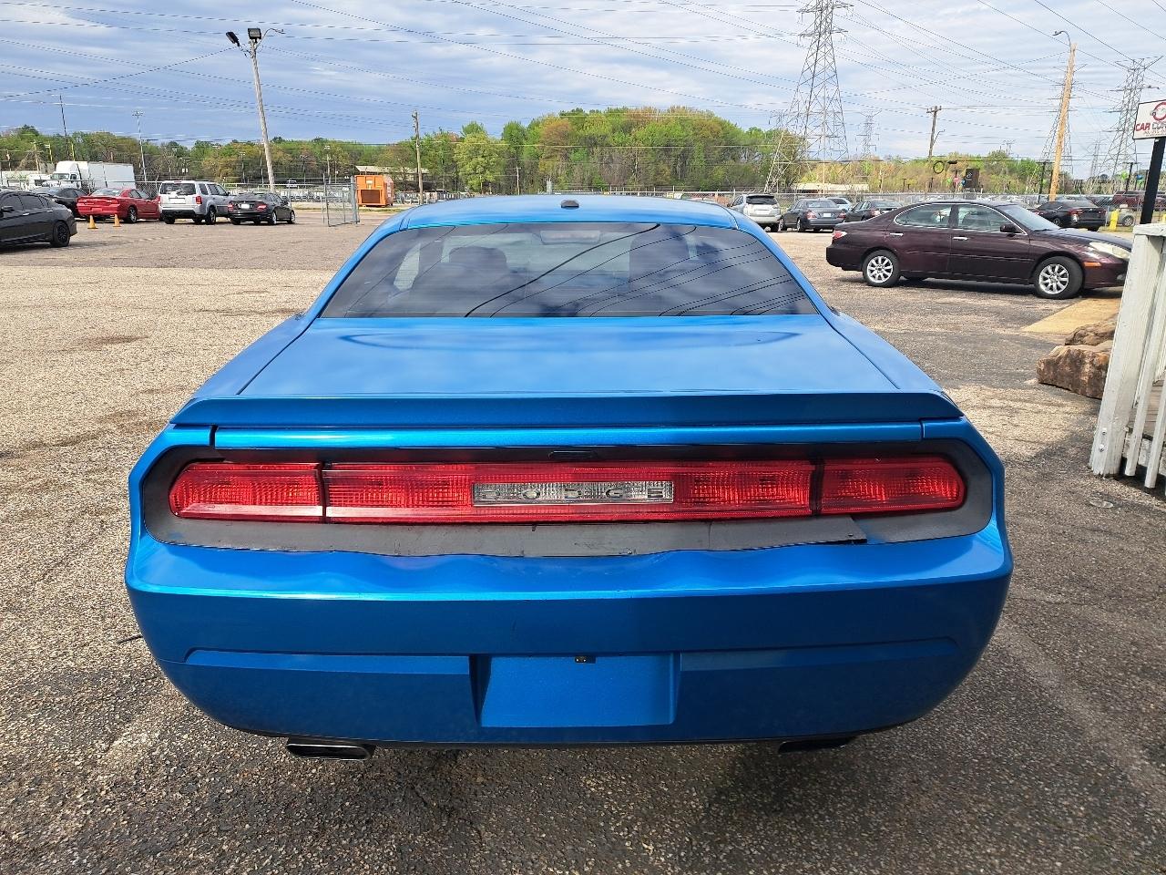 Dodge Challenger SE 2011