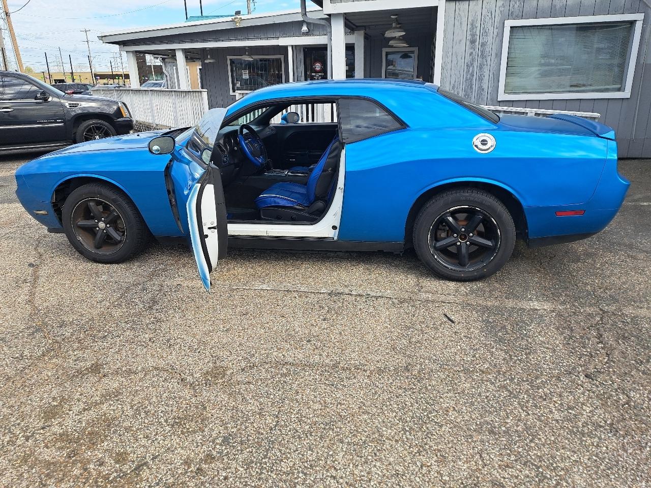 Dodge Challenger SE 2011