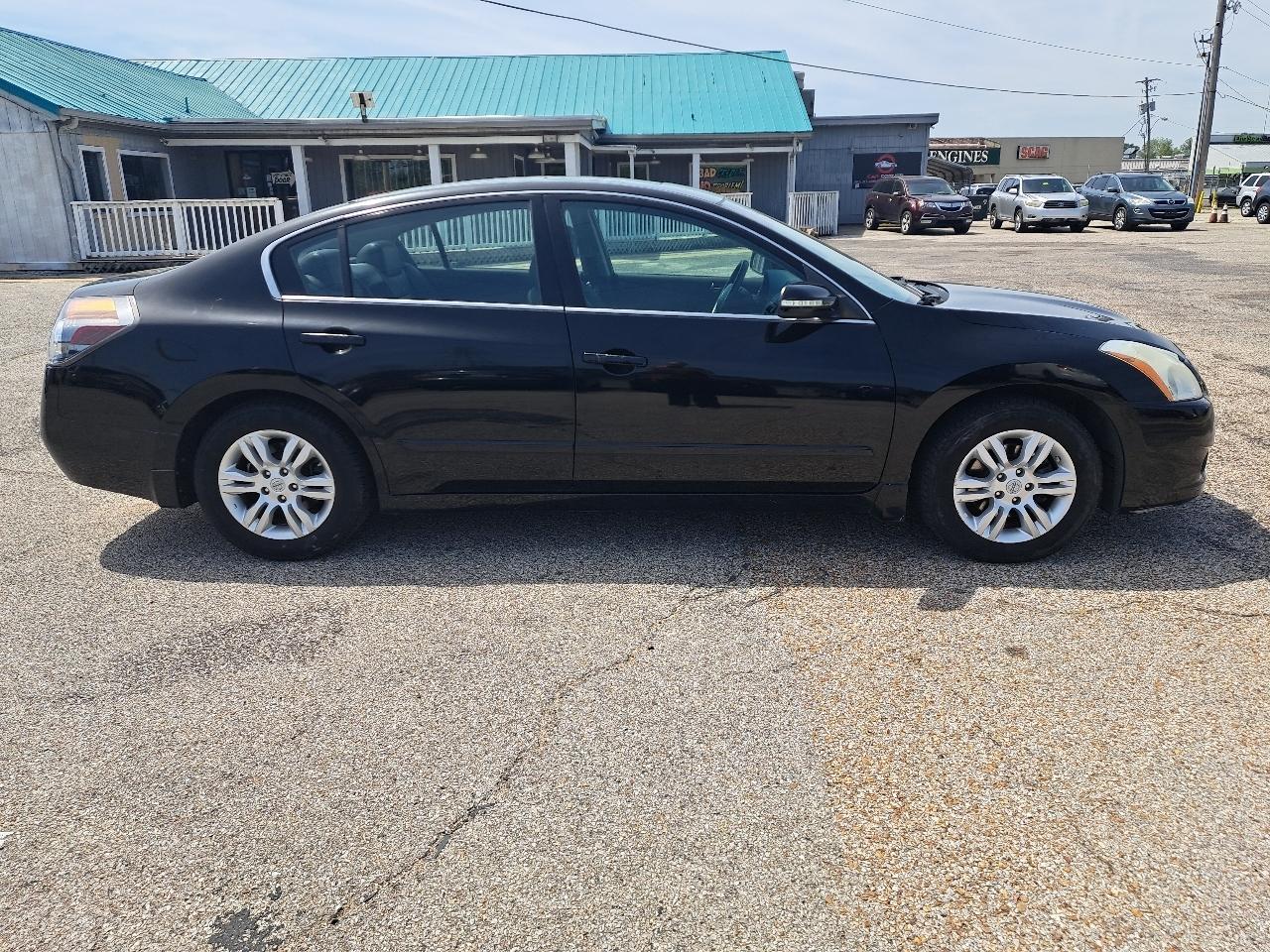 Nissan Altima Base 4D Sedan 2010