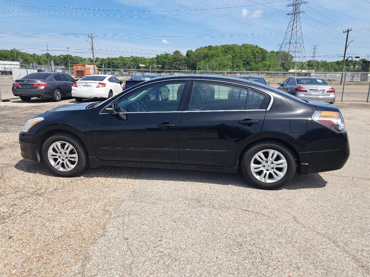 Nissan Altima Base 4D Sedan 2010