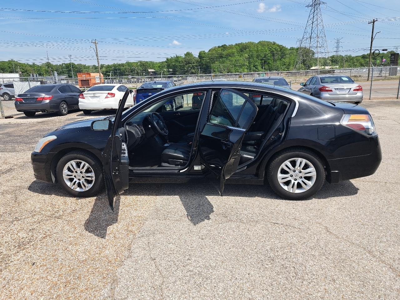 Nissan Altima Base 4D Sedan 2010