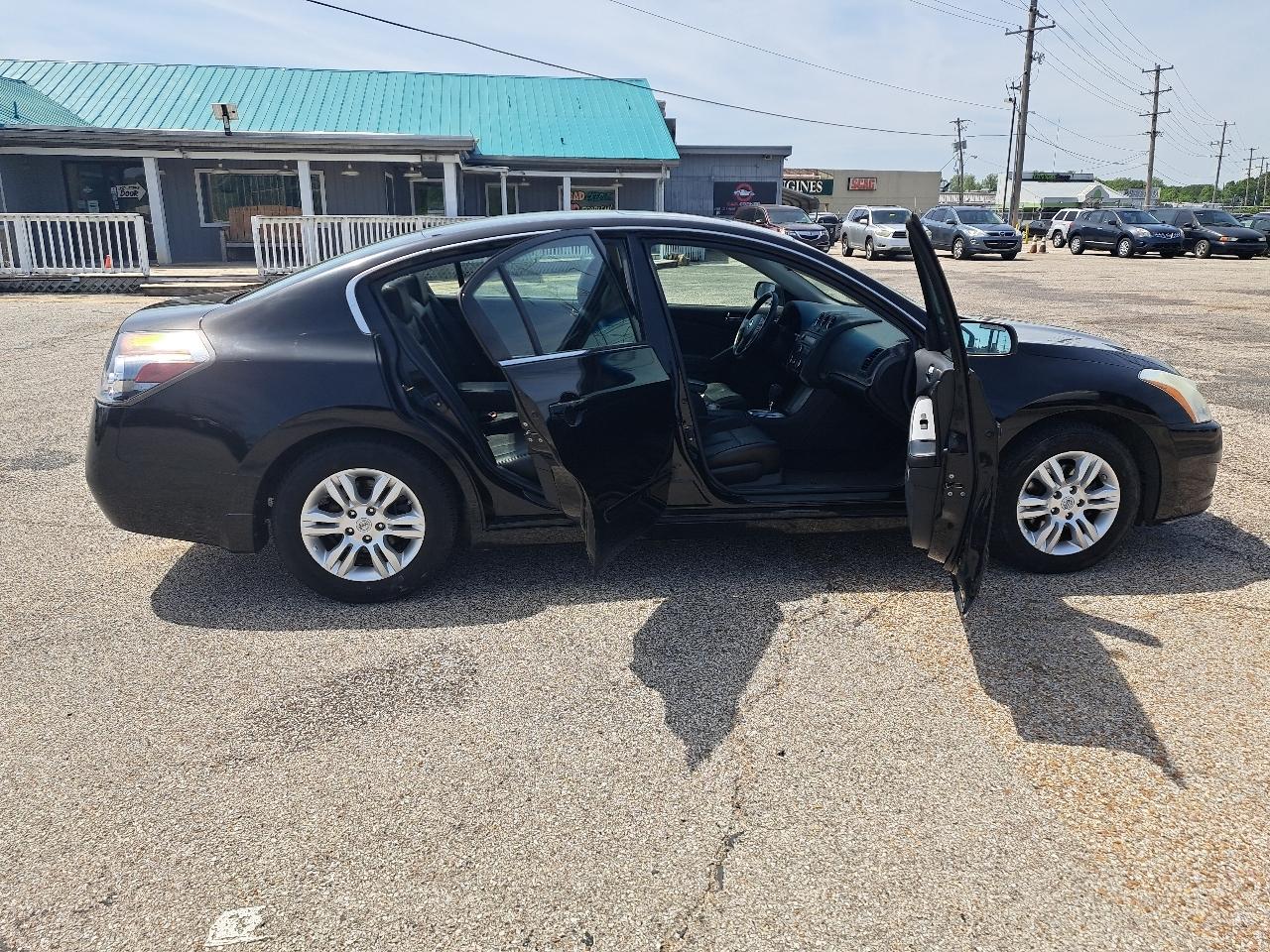 Nissan Altima Base 4D Sedan 2010