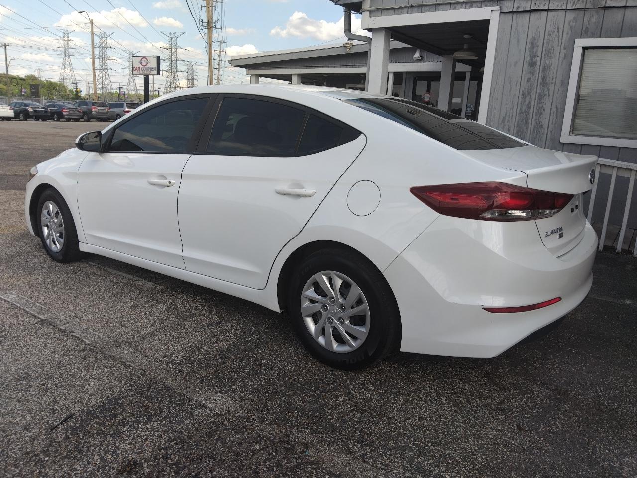 Hyundai Elantra SE 6AT 2018