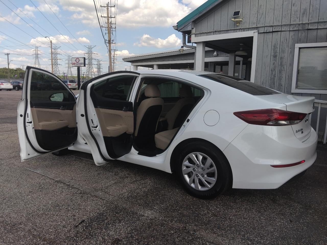 Hyundai Elantra SE 6AT 2018