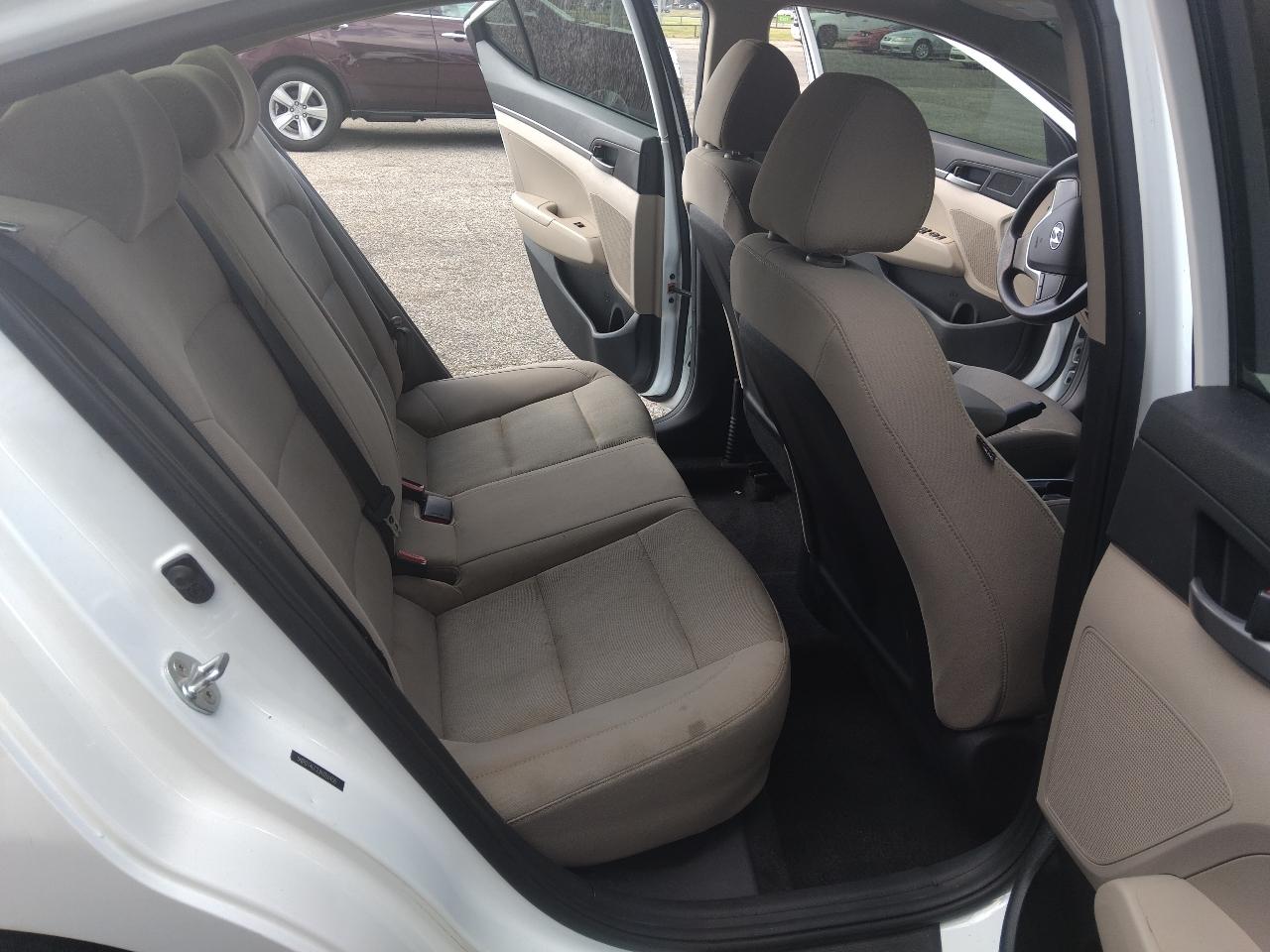 Hyundai Elantra SE 6AT 2018