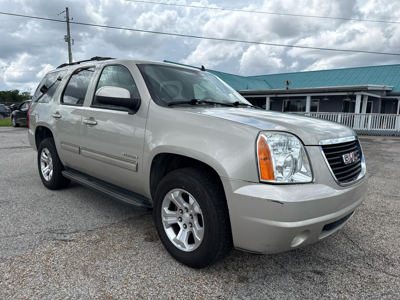 GMC Yukon SLT 4D SUV RWD 2013