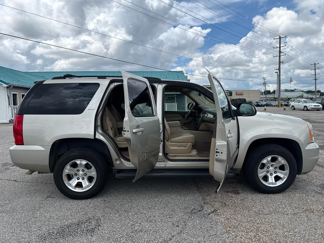 GMC Yukon SLT 4D SUV RWD 2013